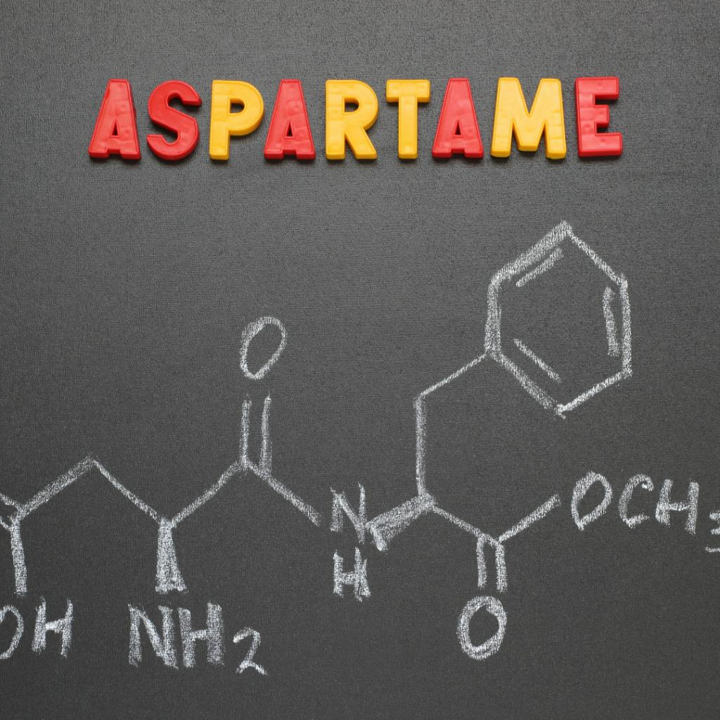 Aspartam – sztuczny słodzik o kontrowersjach i korzyściach