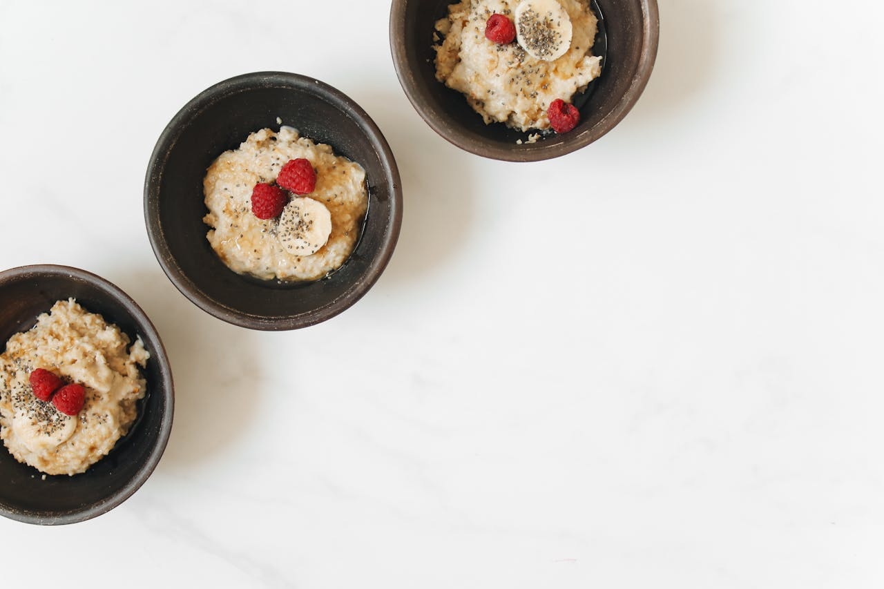 Owsianka białkowa vs shake proteinowy – co wybrać?